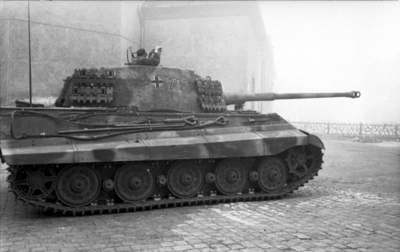 Bundesarchiv_Bild_101I-680-8282A-06,_Budapest,_Panzer_VI_(Tiger_II,_Königstiger).jpg